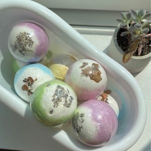 9 BRAND NEW LOVERY BATHBOMBS
